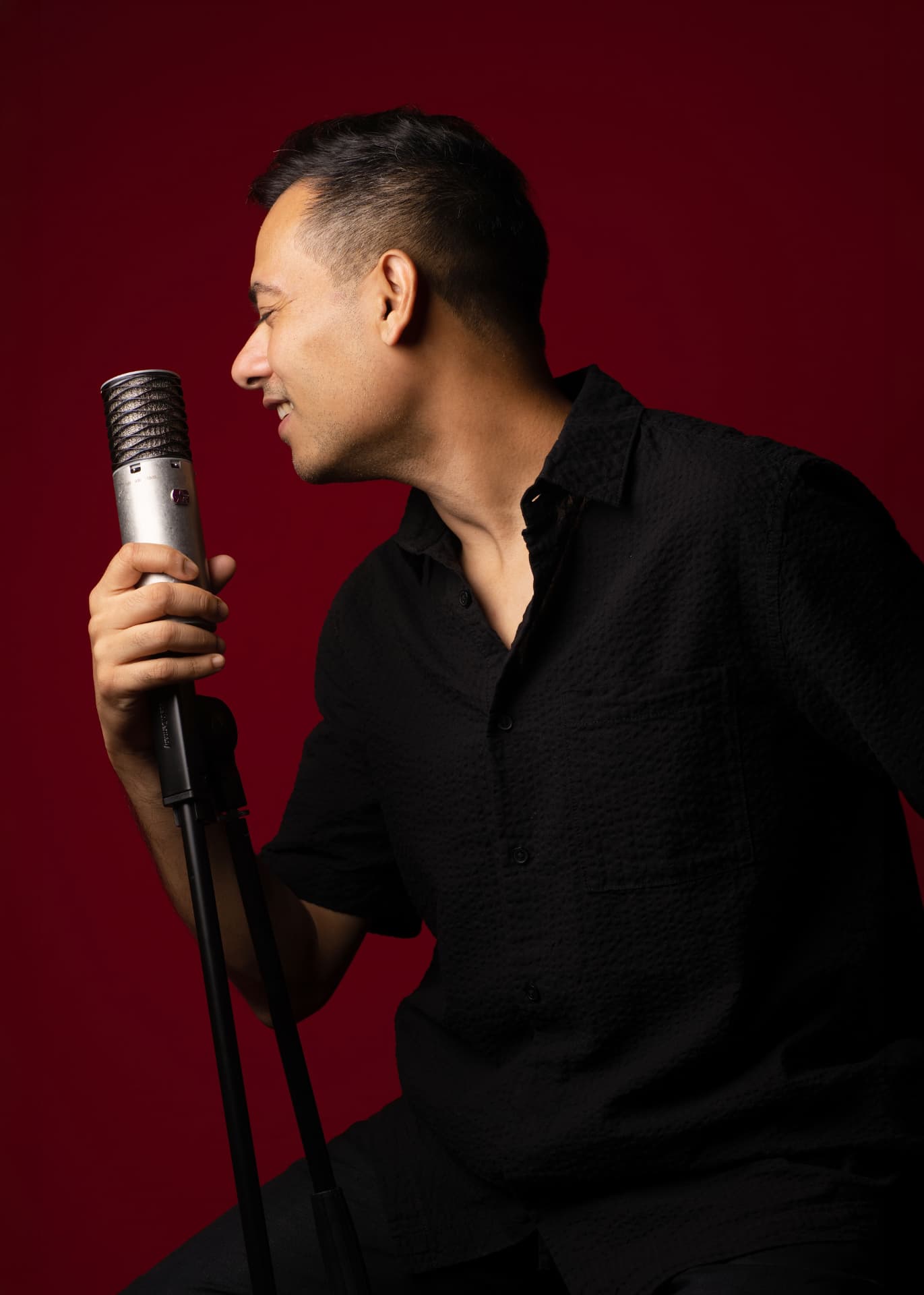 RJSoulflow singing into a vintage microphone
